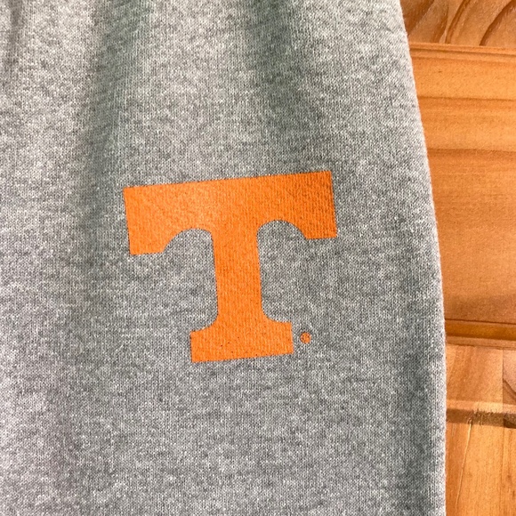Boy’s size 18-20 Soffe University of Tennessee gray sweatpants with UT emblem - Picture 2 of 7